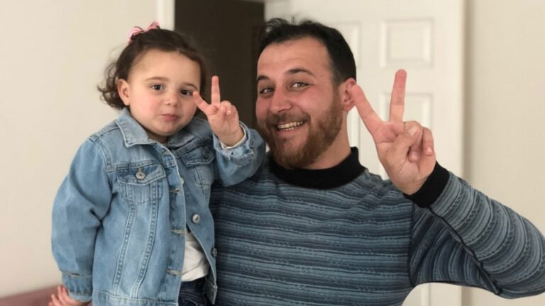 Une fille syrienne qui s&rsquo;est moquée des bombes déplacées lors du tremblement de terre en Turquie