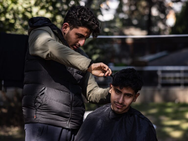 Un barbier adolescent fait le ménage dans un camp antisismique en Turquie
