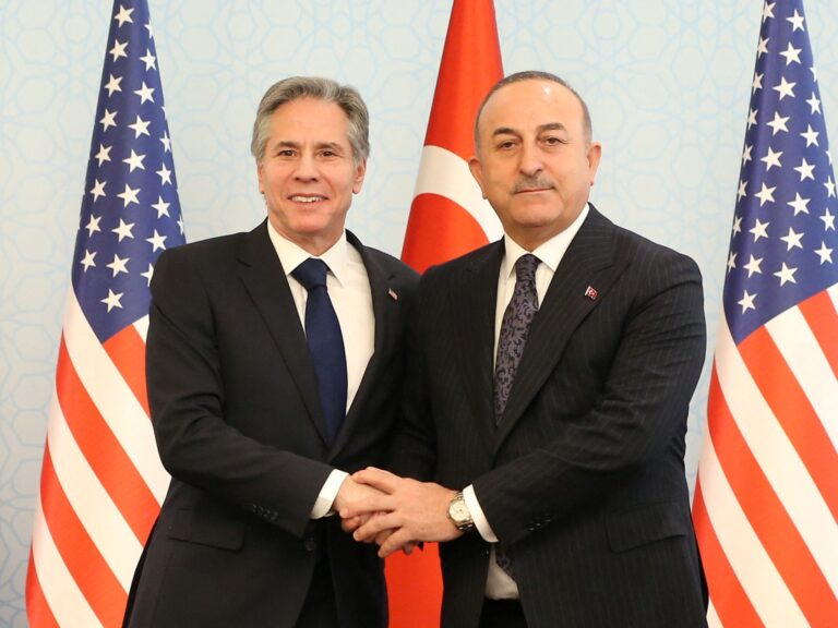 Blinken demande l&rsquo;adhésion des pays nordiques à l&rsquo;OTAN lors d&rsquo;une visite en Turquie