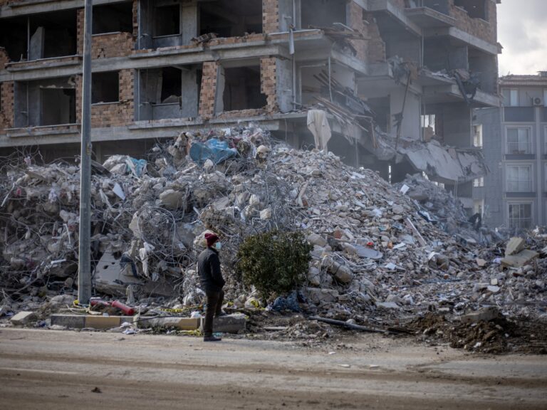 Un haut diplomate américain visite la zone du tremblement de terre en Turquie ;  promet 100 millions de dollars d&rsquo;aide