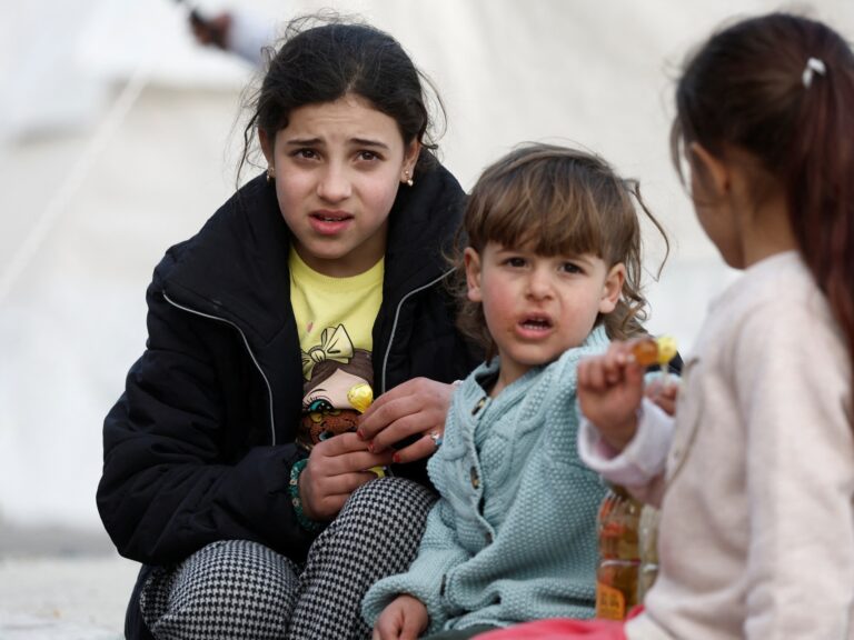 100 jours après les tremblements de terre, les enfants turcs souffrent toujours