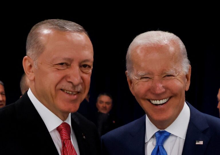 Biden félicite Erdogan, parle des F-16 et de la candidature suédoise à l&rsquo;OTAN