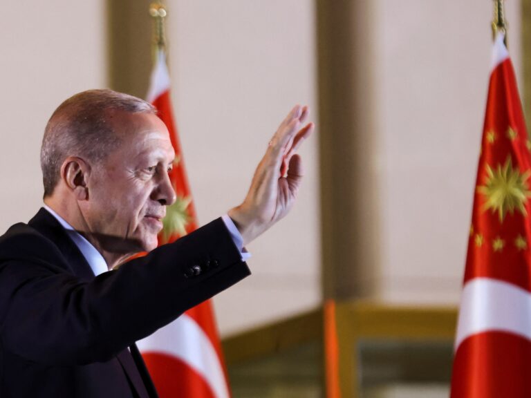 La livre turque atteint un niveau record, les actions augmentent après la victoire d&rsquo;Erdogan