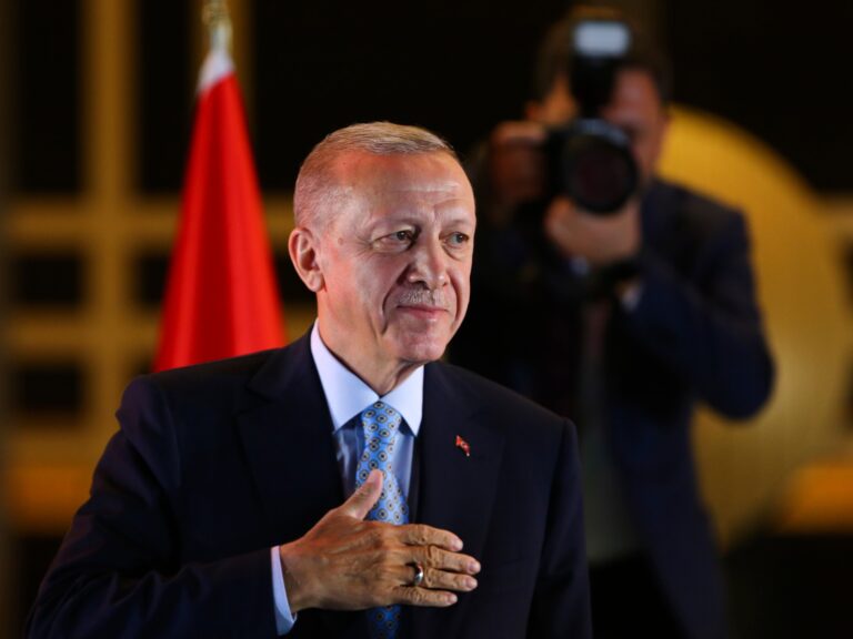 Le Turc Erdogan prête serment en tant que président après une victoire historique