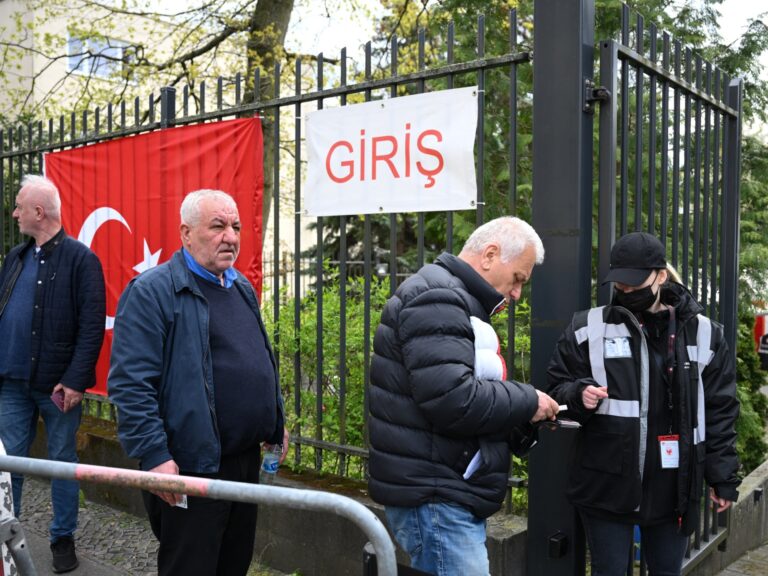 Les expatriés commencent à voter lors du second tour des élections en Turquie