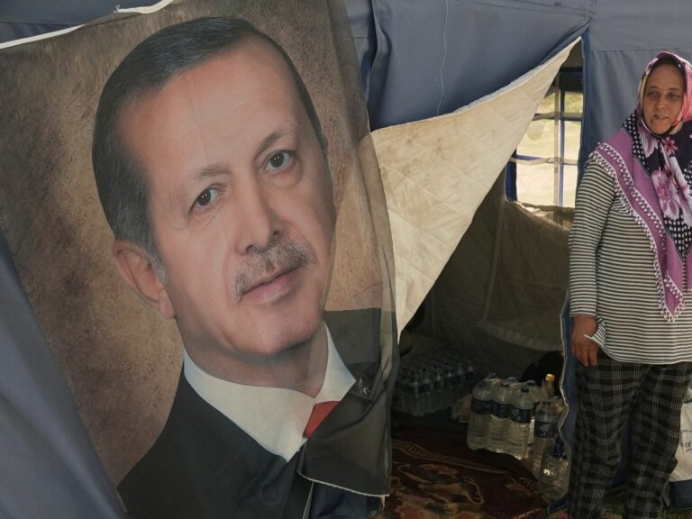 Les médias sociaux illuminent les électeurs pro-Erdogan de la zone du séisme