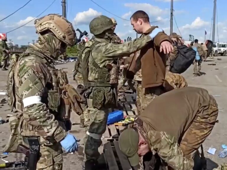 L&rsquo;Ukrainien Zelensky renvoie les commandants d&rsquo;Azov libérés en Turquie