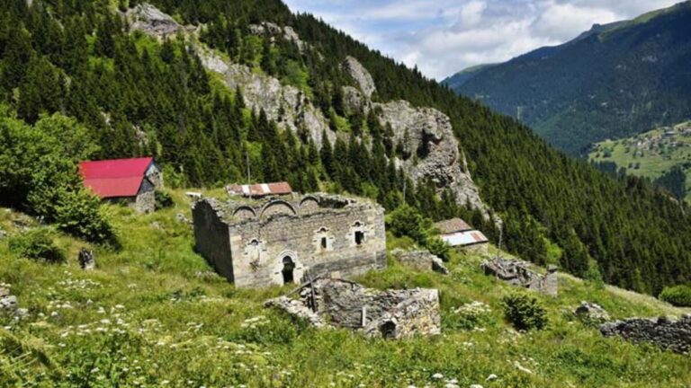 Les ruines de Santa éblouissent par leurs beautés historiques et naturelles