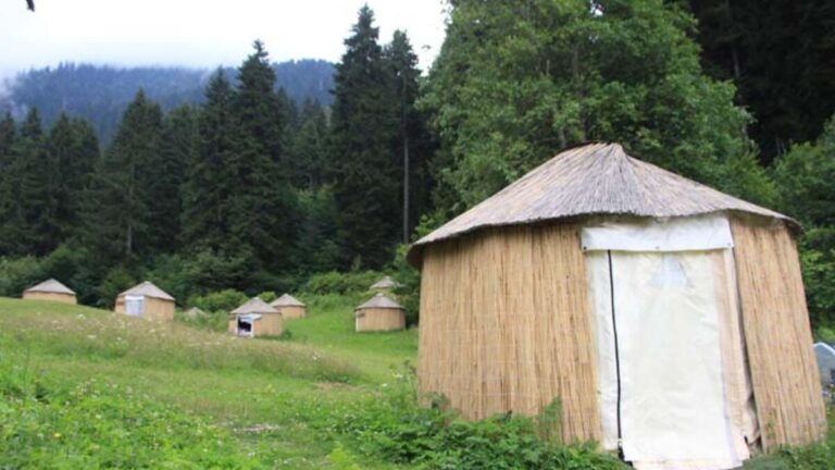 L&rsquo;installation, où la tradition Oghuz est maintenue, accueille des centaines de touristes d&rsquo;Europe.