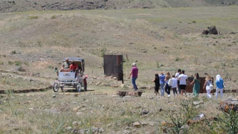 Les touristes visitent Ani en calèche électrique