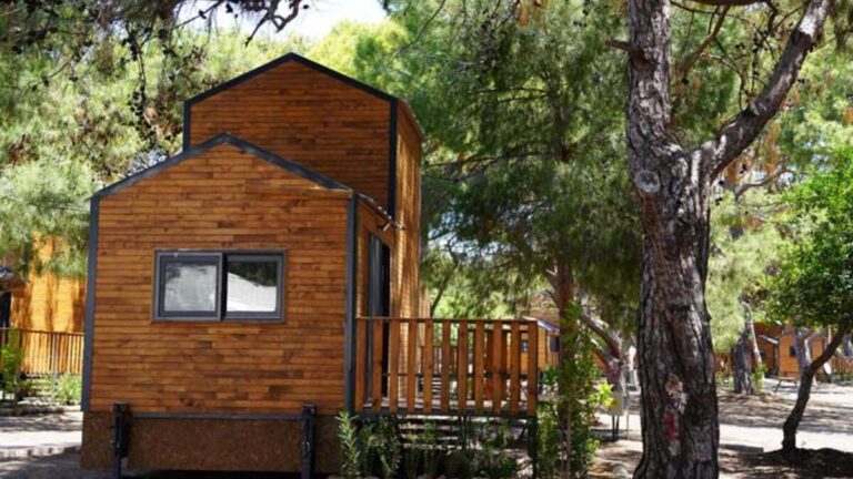 Des vacances dans le confort d&rsquo;un hôtel 5 étoiles au milieu des pins !  La nouvelle tendance des maisons de vacances, glamping et bungalow