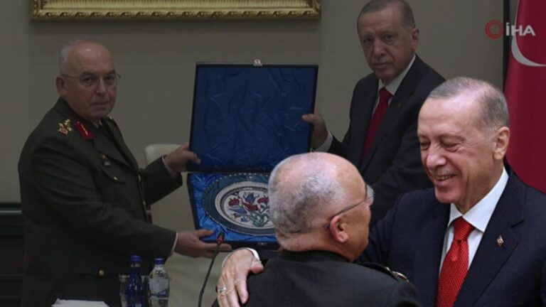 Moments d&rsquo;émotion au MGK : Merci au président Erdogan du commandant à la retraite Musa Avsever