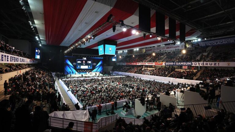 D&rsquo;abord le congrès, puis le camp du parti AK