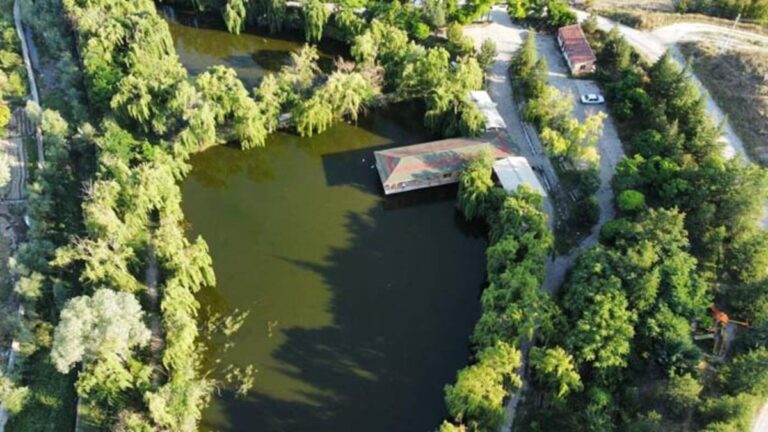 Oasis au milieu de la steppe &lsquo;Çay İnli Balıklı Lake&rsquo;