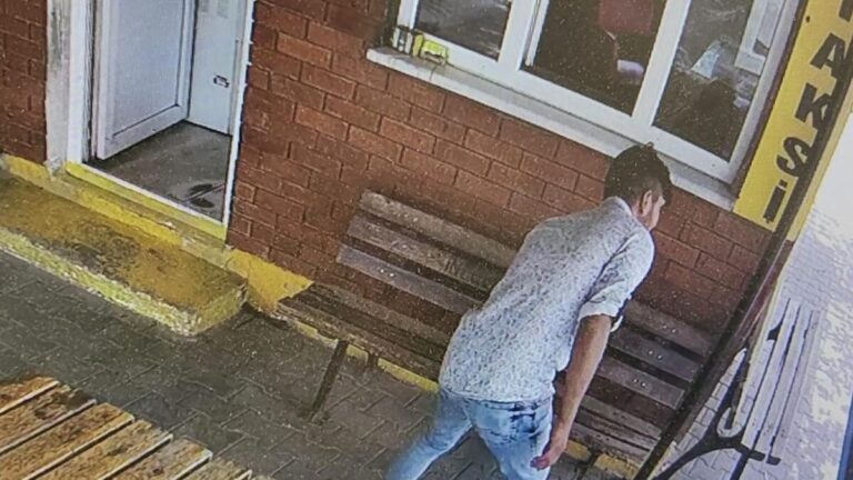 Le suspect est descendu du taxi, le téléphone a sonné à l&rsquo;arrêt où il est revenu.