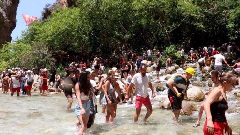 Abondance touristique dans le canyon de Saklıkent