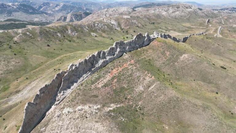 Les &lsquo;Tooth Cliffs&rsquo;, décrites comme la &lsquo;Grande Muraille Naturelle de Chine&rsquo; à Sivas, seront portées au tourisme de nature