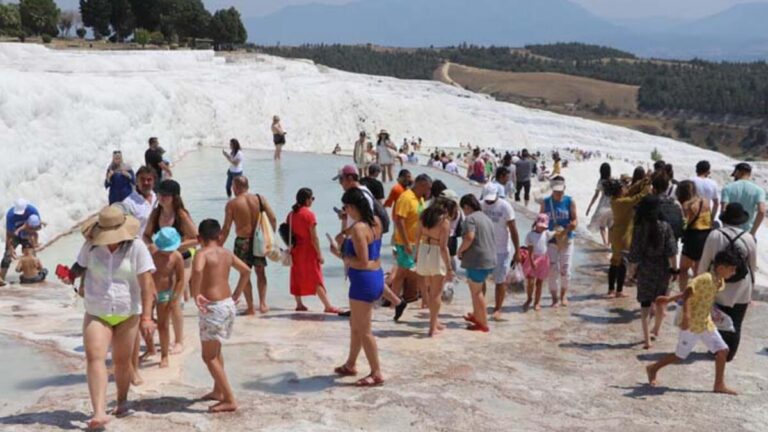Les visiteurs affluent vers le paradis blanc de Pamukkale
