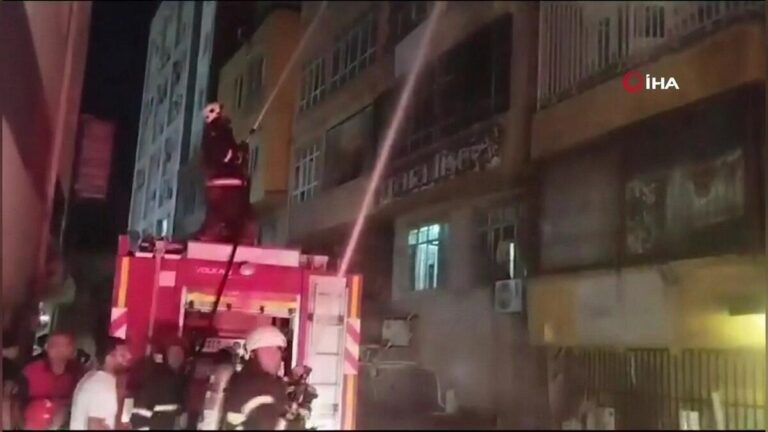 Un pompier a plongé dans les flammes sans réfléchir, a sauvé la femme dans les flammes