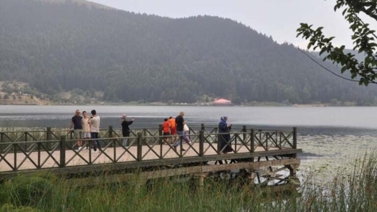 Pendant qu&rsquo;il fait une chaleur torride en Turquie, les vacanciers se rafraîchissent à Abant