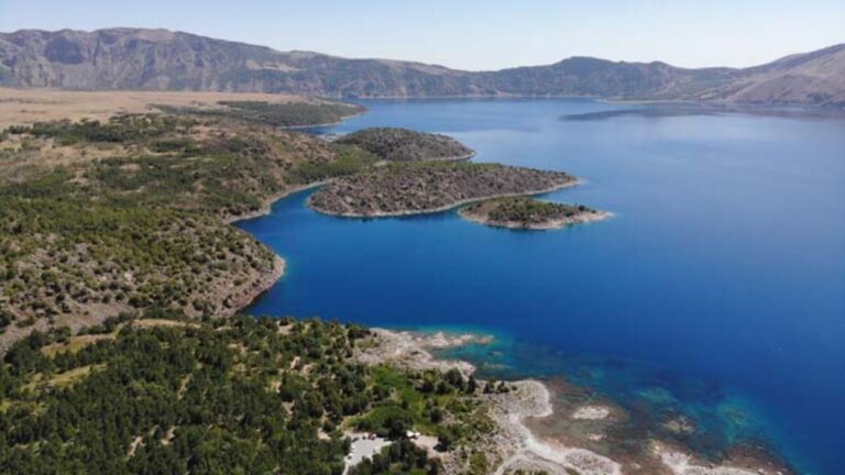 Les citoyens accablés par la chaleur se sont rassemblés en masse vers le lac Nemrut Crater