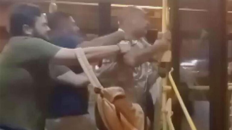 Tension dans le bus à Kadıköy : la personne qui a attaqué la femme avec le bébé a été coupée