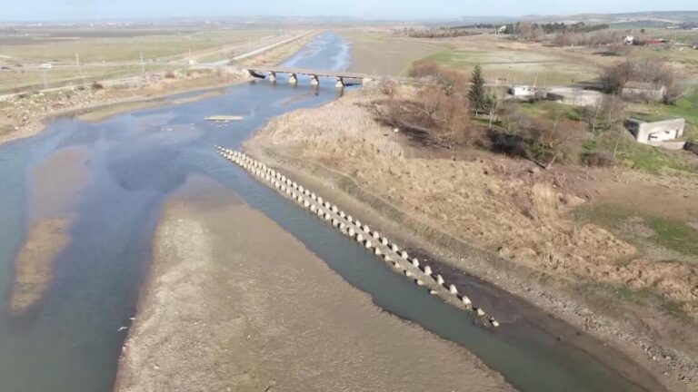 Le lac du barrage de Büyükçekmece s&rsquo;est asséché ;  Des graminées recouvraient la ligne historique des briquets