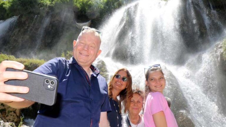 Se rafraîchir à la cascade Girlevik et échapper à la chaleur