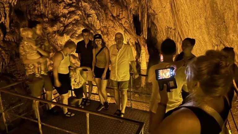 Les touristes se rafraîchissent dans la grotte Dim