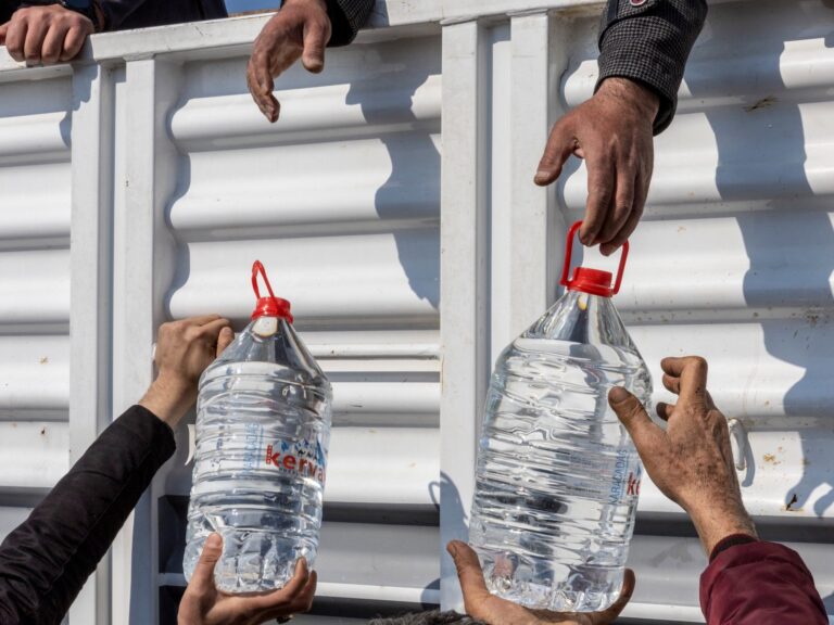 Dans le Hatay brûlant et ravagé par un tremblement de terre, les pénuries d&rsquo;eau entraînent des maladies
