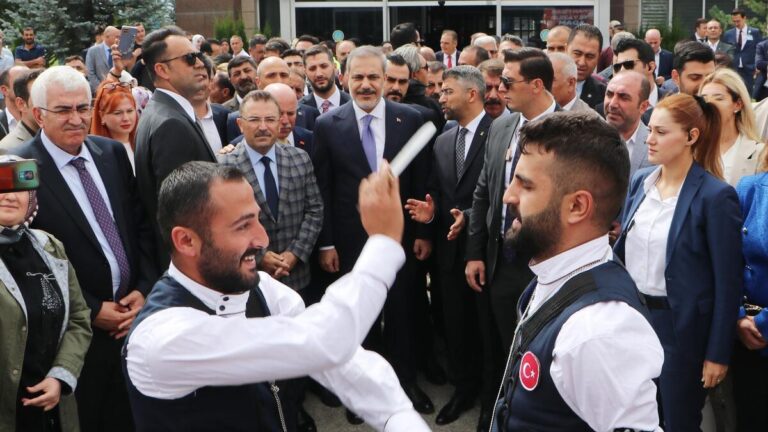 Visite du Ministre Fidan à Erzurum : Accueil enthousiaste à l&rsquo;aéroport !