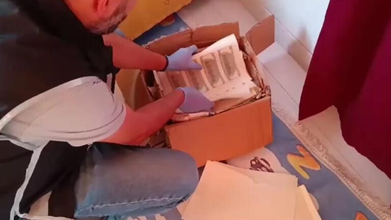 Ils ont ouvert une imprimerie et imprimé de faux dollars !