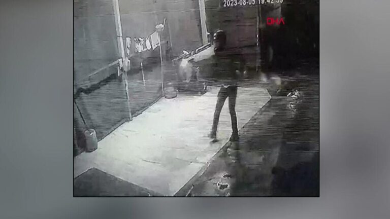 Foutu plan sur le parking !  Il a tiré jusqu&rsquo;à ce qu&rsquo;il n&rsquo;ait plus de balles