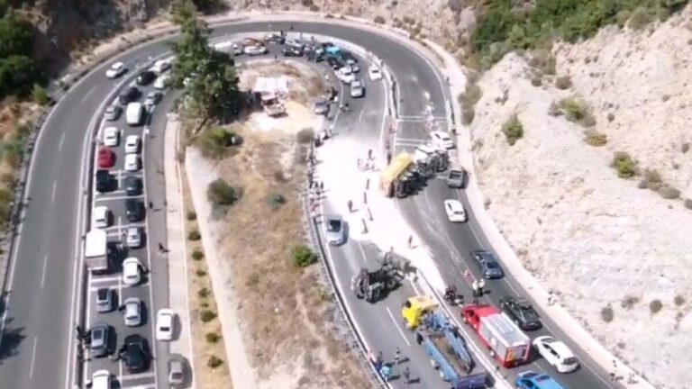 Un camion chargé de sable qui ne pouvait pas tourner à Muğla s&rsquo;est renversé
