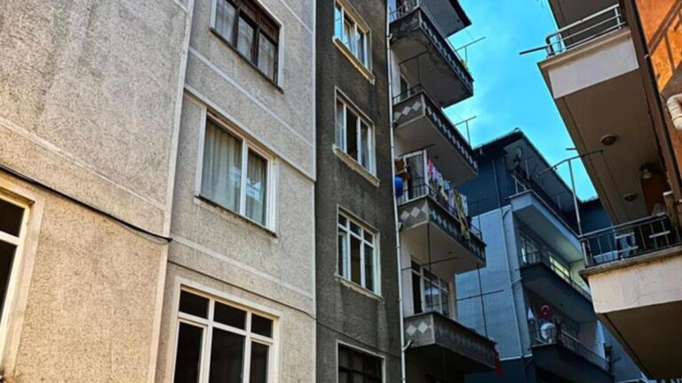 Il a survécu au tremblement de terre mais est mort en tombant du balcon