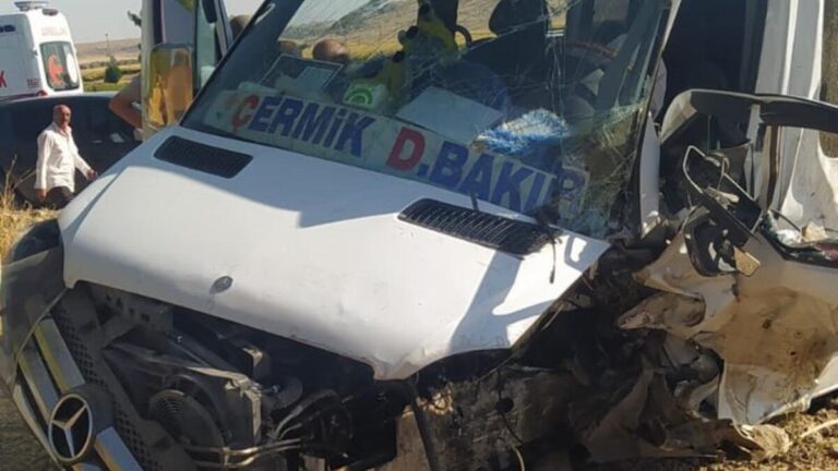 Collision frontale entre minibus et tracteur : 15 blessés, dont 4 enfants