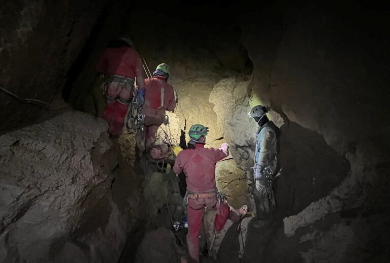 Les sauveteurs rapprochent de la surface un spéléologue américain coincé sous terre en Turquie