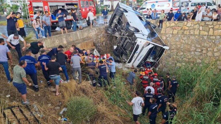 A Bodrum, le midibus s&rsquo;est envolé dans le lit du ruisseau ;  23 travailleurs blessés