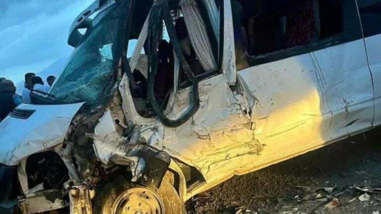 Collision entre minibus et camion dans une camionnette : 1 mort, 7 blessés