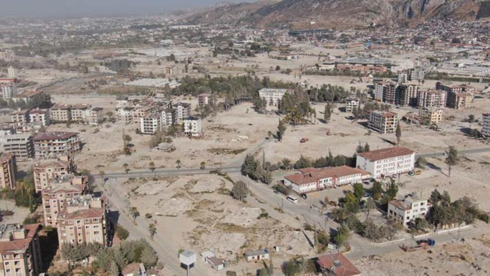 À Hatay, où 72 pour cent des débris ont été enlevés, les citoyens étaient incapables de reconnaître les rues dans lesquelles ils vivaient depuis des années.