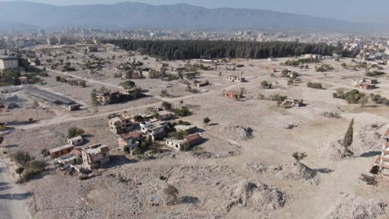 À Hatay, où 72 pour cent des débris ont été enlevés, les citoyens étaient incapables de reconnaître les rues dans lesquelles ils vivaient depuis des années.