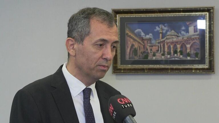 Ali Arif Özzeybek a répondu aux questions sur Cemevis sur CNN TÜRK.