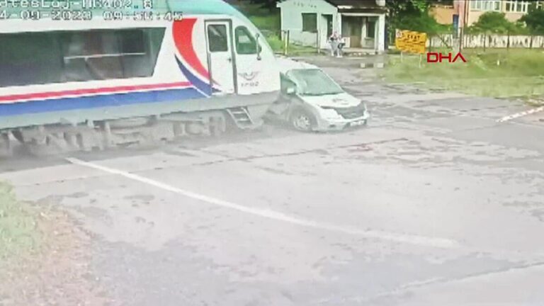 Un train de voyageurs s&rsquo;est écrasé contre un véhicule commercial à Zonguldak