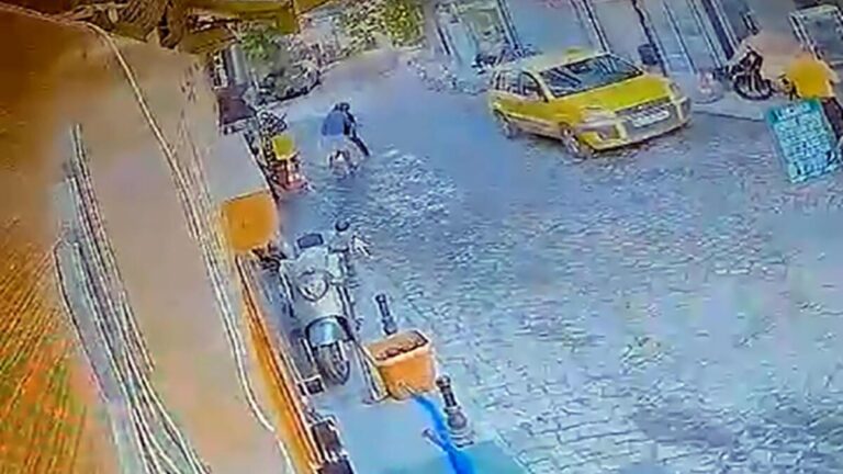 Il a été poignardé et tué par la personne avec qui il s&rsquo;était disputé dans la rue.