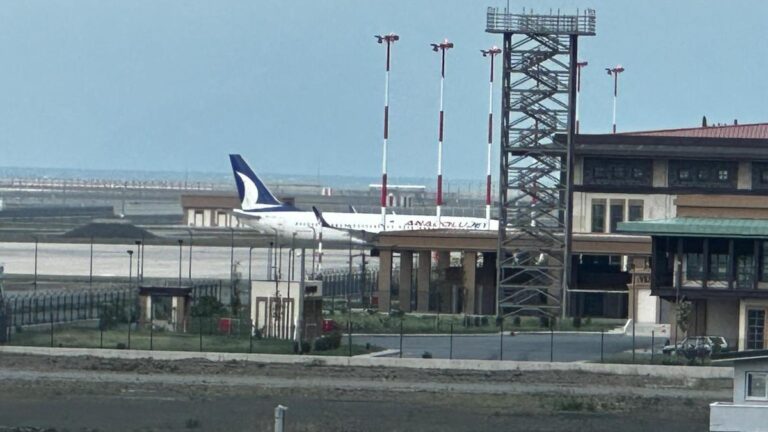 L&rsquo;avion s&rsquo;est écrasé sur une volée d&rsquo;oiseaux à Rize et a été tiré vers l&rsquo;aire de trafic après un dysfonctionnement.