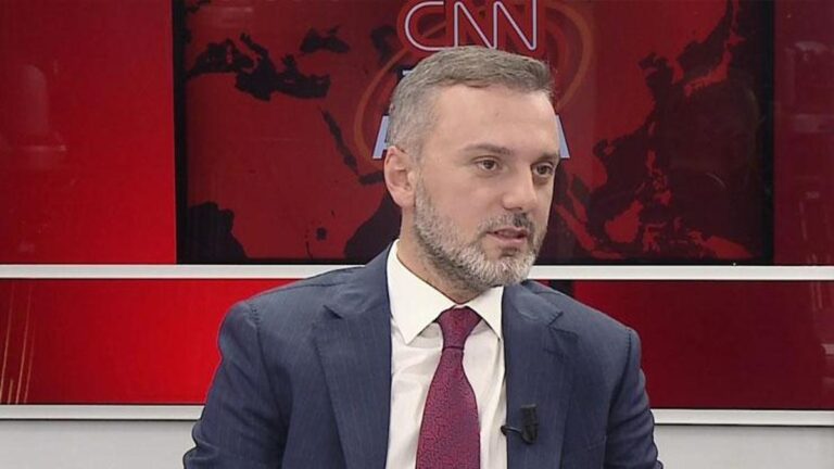 Kandemir, vice-président du parti AK, sur CNN TÜRK : la police turque a montré son héroïsme
