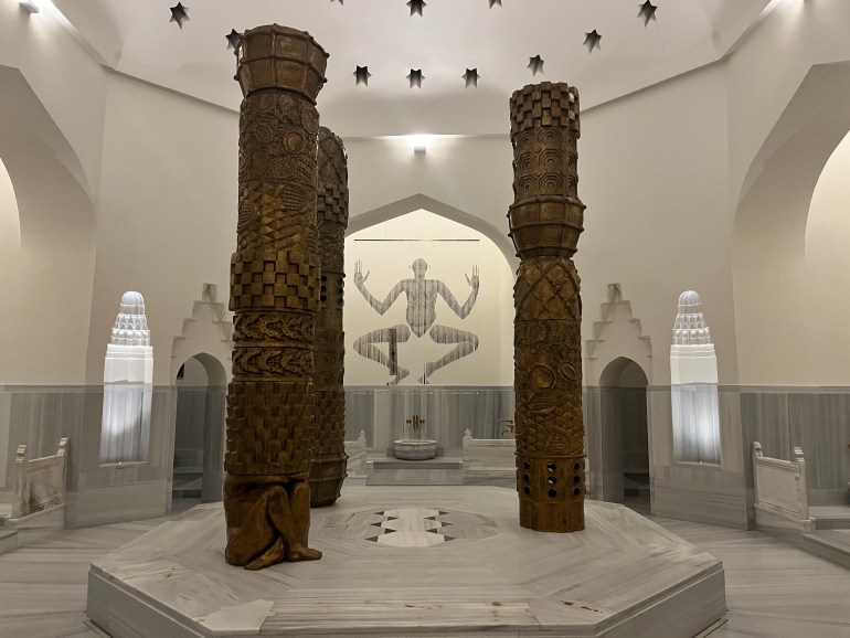 Tectonie 3, 4 et 5 (2021), sculptures en plusieurs parties en laiton et jesmonite de Marion Verboom & Eyes Wide Sees Infinite Lives (2023) pièce de suspension multimédia de Zoe Paul #2