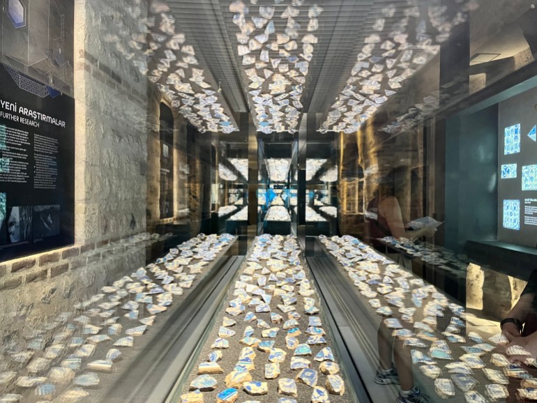 Des milliers de fragments de tuiles d'Iznik ont ​​été découverts au cours des 13 années de restauration du Cinili Hamam, qui constituent désormais un élément clé de la collection #2 du musée sur place.