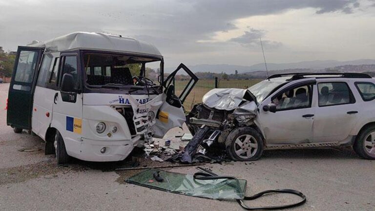 Un minibus rempli de passagers est entré en collision avec une jeep, 11 personnes ont été blessées