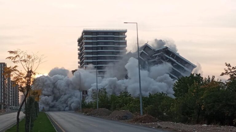 La démolition à l&rsquo;explosif de bâtiments fortement endommagés se poursuit